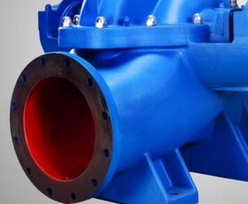 　　雙吸泵裝配填料步驟  　　1、 第一步：先把機(jī)封壓蓋的螺栓擰下來卸掉，取出兩端的機(jī)封壓蓋。  　　2、 第二步：卸掉泵蓋中開面上的全部螺母，用電葫蘆吊起泵蓋。  　　3、 第三步：再用電葫蘆將整個(gè)轉(zhuǎn)子部件吊起，平穩(wěn)放在墊子上。  　　4、 第四步：拆掉軸承體，卸下軸承壓蓋及軸承。(兩端同)  　　5、 第五步：最后拆下機(jī)械密封，再根據(jù)裝機(jī)封壓蓋止口尺寸加工填料壓蓋的配合尺寸。  　　6、 第六步：再裝上兩端的軸承及鎖緊螺母和軸承體。  　　7、 第七步：再將轉(zhuǎn)子部件吊起放入泵體，保持與原來(拆卸時(shí))的位置一樣。  　　8、 第八步：吊起泵蓋改好，擰緊螺母。  　　9、 第九步：裝填料，將填料裝入原來安裝機(jī)封的位置，前面兩根填料再放填料環(huán)，后面再放3根填料用填料壓蓋壓緊并用螺母鎖緊即可。裝配完畢